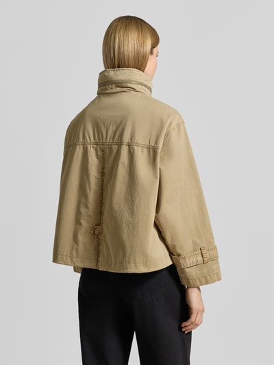 Frauenmodel trägt Jacke mit Stehkragen von Blonde No. 8 aus Reiner Baumwolle im Lockerer-Schnitt, beige, Rückenlänge 61 cm, Ganzkörperansicht Rückansicht.