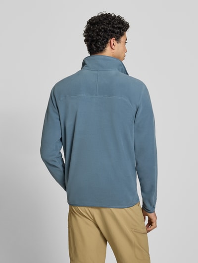 Męski model nosi Fleecepullover mit Reißverschluss Modell 'GLACIER' von The North Face, krój regular fit, stójka, jasnoniebieski, widok całej sylwetki z tyłu.