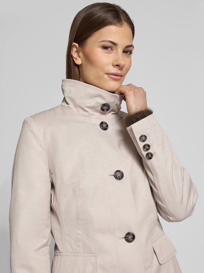 Kobiece modelka nosi Kurzmantel mit Stehkragen und Pattentaschen od Gil Bret, kremowy, bawełniany, krój slim fit, zapięcie na guziki, z patkami na kieszeniach, Szerokość w rozmiarze 36: 46 cm, długość tyłu: 86 cm, długość rękawa: 65 cm, Szerokość ramion: 39 cm, zbliżenie na górną część ciała, widok z przodu