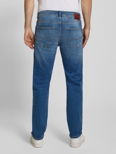 Männermodel trägt Straight Fit Jeans aus Baumwoll-Mix Modell 'Cash' von Pepe Jeans in Blau mit sichtbaren Nähten, Ganzkörperansicht Rückansicht. Herren Straight Fit Jeans von Pepe Jeans.