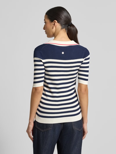 Frauenmodel trägt Damen T-Shirt aus Viskose-Mix in Strick-Optik Modell 'Kolo' von JOOP! mit Streifenmuster, 3/4-Arm, Rückenlänge 56 cm, Ganzkörperansicht Rückansicht.