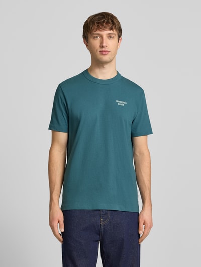 Männermodel trägt Relaxed Fit Oversized Shirt aus reiner Baumwolle von Marc O'Polo Denim in Optik: Unifarben, Ganzkörperansicht von vorne.