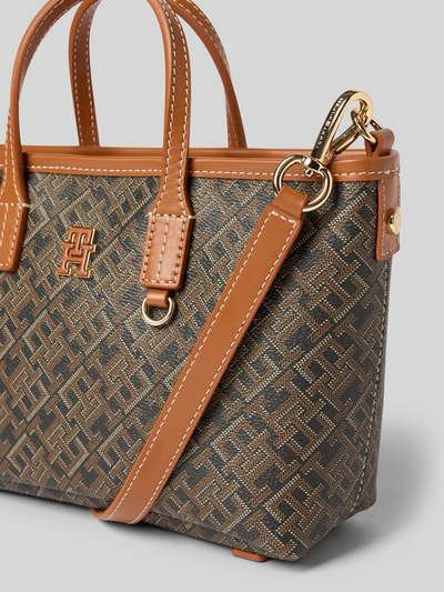 Produktfoto, Henkeltasche mit Logo-Applikation Modell 'MONOPLAY' von Tommy Hilfiger aus Kunstleder in Braun, Optik: Unifarben, Allover-Muster, mit Tragehenkel und abnehmbarem Schulterriemen, Reißverschluss, Hauptfach, Logo-Applikation, hochwertige Materialverarbeitung