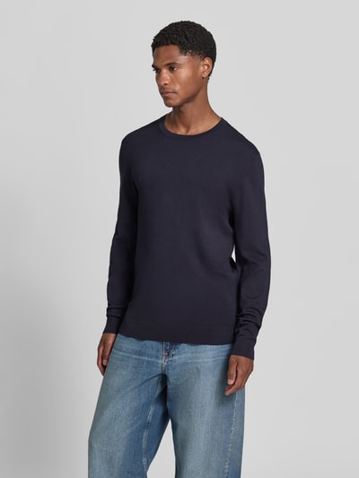 Männermodel trägt Strickpullover mit geripptem Rundhalsausschnitt von MCNEAL in Dunkelblau, taillierte Passform, Ganzkörperansicht von vorne.
