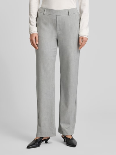 Frauenmodel trägt Straight Leg Hose mit Viskose-Anteil Modell 'MAYA' von Vero Moda, unifarben meliert, seitliche Eingrifftaschen, Nahaufnahme Oberkörper.