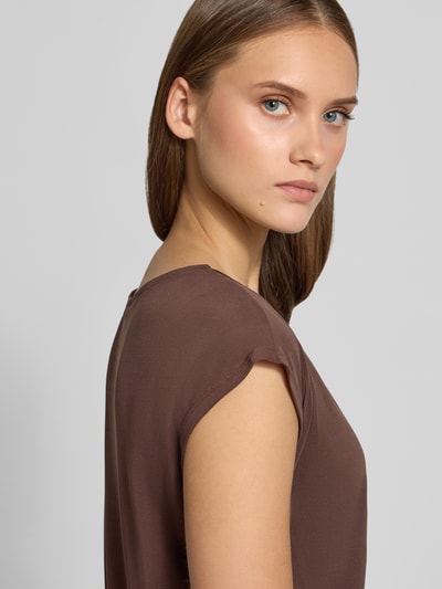 Frauenmodel trägt Regular Fit T-Shirt aus Modal-Mix Modell 'FREE' von ONLY in Braun, glatte Textur, Damen T-Shirt, Nahaufnahme Oberkörper.
