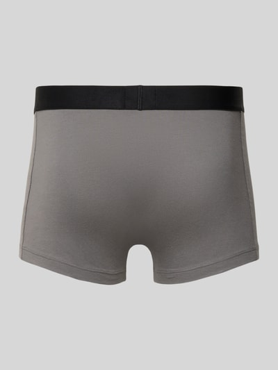 Männermodel trägt Trunks aus Bio-Baumwoll-Mix Modell 'TRUNK 3P ONE' von BOSS, Optik: Unifarben, elastischer Bund, Ganzkörperansicht Rückansicht.