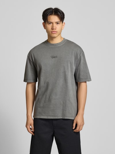 Männermodel trägt Oversized Herren T-Shirt mit 1/2-Arm Modell 'Towson' von Pegador, Reine Baumwolle, Rundhalsausschnitt, Rückenlänge 69 cm, Ganzkörperansicht von vorne.