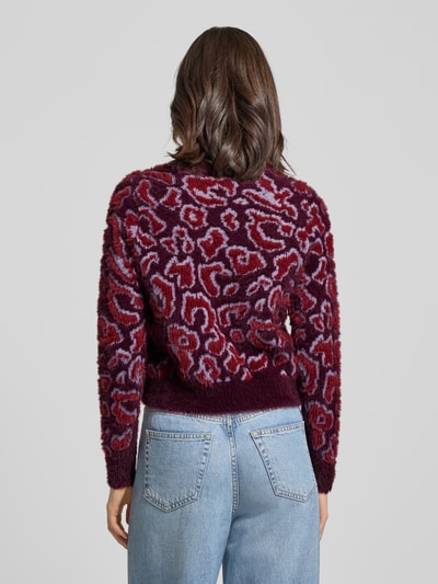 Vero Moda Sweter z dzianiny o kroju regular fit ze wzorem na całej powierzchni model ‘JUNGLE’ Bordowy 5