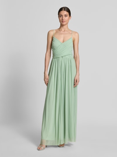 Frauenmodel trägt Maxikleid aus fließendem Stoff Modell 'Cathleen' von GUIDO MARIA KRETSCHMER WOMAN, Wickel-Optik, taillierter Schnitt, verstellbare Spaghettiträger, zartes Mintgrün, glatte Textur, Ganzkörperansicht von vorne.