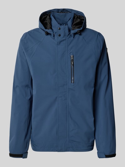 Produktfoto, blaue Jacke mit Napoleontasche Modell 'KOS' von Killtec, Kapuze, Reißverschluss, glatte Textur, neutrale Hintergrundfarbe.