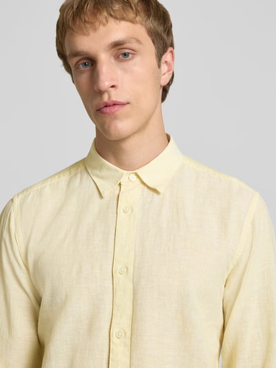Männermodel trägt Slim Fit Freizeithemd aus Baumwoll-Leinen-Mix Modell 'CAIDENLS SOLID' von Only & Sons, Optik: Unifarben, Flammgarn-Textur, Nahaufnahme Oberkörper.