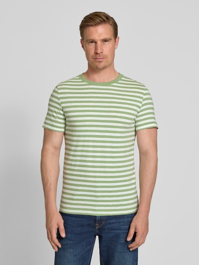 Männermodel trägt Regular Fit T-Shirt aus reiner Baumwolle von s.Oliver RED LABEL, Optik:Allover-Muster, gestreift, Rundhals, Kurzarm, Ganzkörperansicht von vorne.