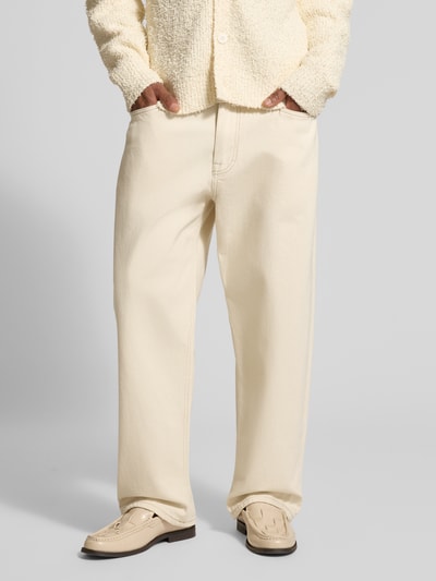 Männermodel trägt Relaxed Fit Jeans aus reiner Baumwolle von Drykorn in Creme, 5-Pocket-Design, Nahaufnahme Unterkörper, Vorderansicht.