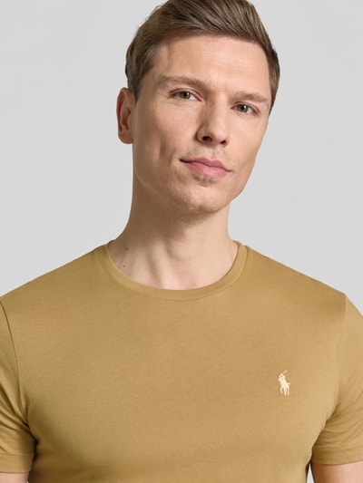 Männermodel trägt Regular Fit T-Shirt aus reiner Baumwolle von Polo Ralph Lauren in Optik: Unifarben, Logo-Stitching, Nahaufnahme Oberkörper.