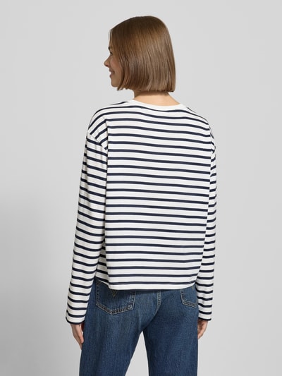 Vrouwenmodel draagt Loose Fit Langarmshirt uit puur katoen van Marc O'Polo Denim, look: effen, patroon: gestreept, applicatie met labelstitching, ronde hals, lange mouw, puur katoen, Ganzkörperansicht Rückansicht.