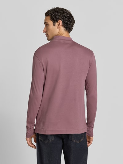 Männermodel trägt Regular Fit Longsleeve aus reiner Baumwolle mit Stehkragen von Christian Berg Men in Mauve, Rückenansicht, elastische Abschlüsse, Rückenlänge bei Größe M 65 cm.