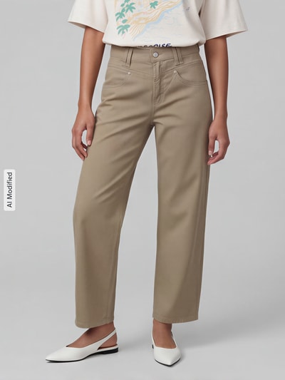Frauenmodel trägt Regular Fit Barrel Jeans aus Baumwoll-Mix Modell 'ODELE' von CAMBIO in Beige, strukturierte Oberfläche, Damen Barrel Jeans, Nahaufnahme Oberkörper.