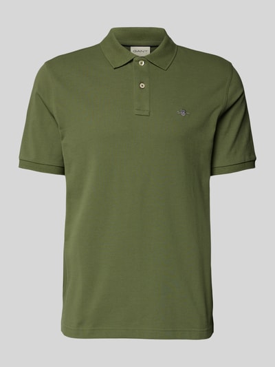 Produktfoto, Slim Fit Poloshirt mit Logo-Stitching von Gant in Olivgrün aus reiner Baumwolle, Polo-Kragen, kurze Ärmel, glatte Textur