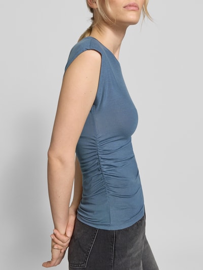Frauenmodel trägt Slim Fit T-Shirt aus Lyocell-Mix Modell 'AVASARAH' von Vero Moda, Optik: Unifarben, Passform: Slim-Fit, Seitliche Raffungen, Rundhals, Ärmelform: Kurzarm, Damen T-Shirt, Ganzkörperansicht von vorne
