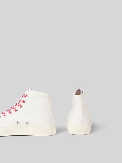 Produktfoto, High-Top-Sneaker mit Label-Patch von Kenzo in Weiß mit abgerundeter Form, Schnürverschluss, kontrastive Schnürsenkel, strukturierte Sohle.