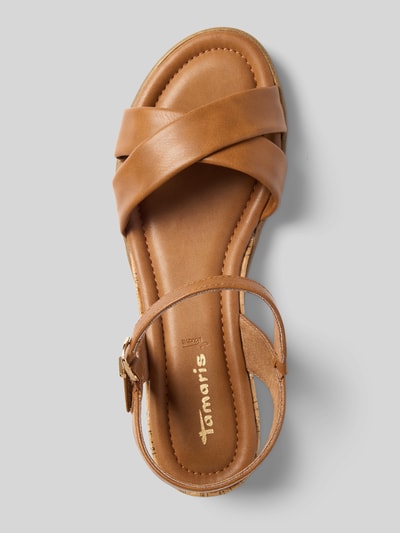 Productfoto, Sandalen in Lederoptik met kurken zool van Tamaris, effen bruin, open afgeronde neus, wedge hak, labeldetail, gesp, geprofileerde zool