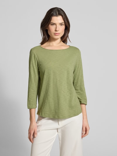 Kobiece model nosi Regular Fit 3/4-Shirt aus reiner Baumwolle von s.Oliver RED LABEL, z efektem melanżu, dekolt w łódkę, krój regular fit, rękaw o dł. 3/4, zrolowany brzeg, materiał: bawełna, jasna zieleń, gładka tekstura, całkowity przód.