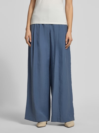 Frauenmodel trägt High Waist Hose aus Viskose-Mix Modell 'Frode' von MSCH Copenhagen in Blau, weites Bein, Hakenverschluss, Ganzkörperansicht von vorne.