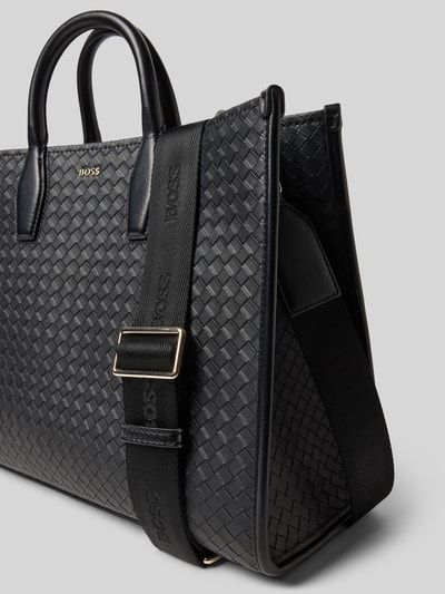 Produktfoto, Henkeltasche mit Label-Applikation Modell 'SANDY TOTE SQ' von BOSS in Optik: Unifarben, Strukturiert, rechteckige Form, Karabinerverschluss, Hauptfach, Innenfach, Standfüße, Tragehenkel, abnehmbarer Schulterriemen, Materialverarbeitung: Kunstleder