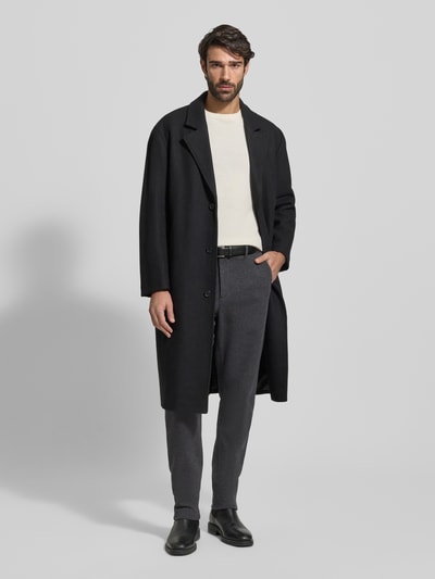 Männermodel draagt Relaxed Fit Schmale Hose aus reiner Baumwolle Modell 'HARLEM' van Tommy Hilfiger, effen Two Tone, elastische taille, zijzakken, vooraanzicht volledige lichaamsopname.