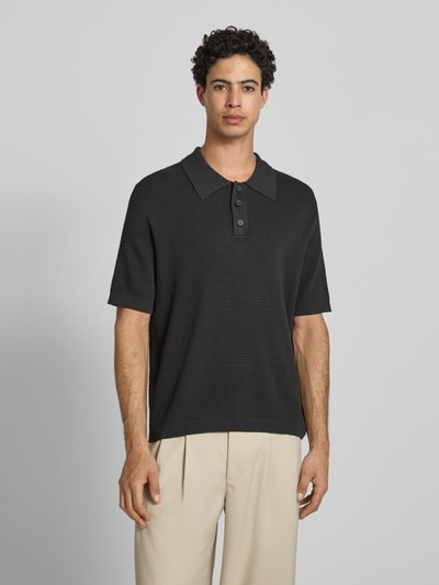 Männermodel trägt Regular Fit Poloshirt aus reiner Baumwolle von Marc O'Polo Denim, Optik: Unifarben, Stricktextur, Nahaufnahme Oberkörper.