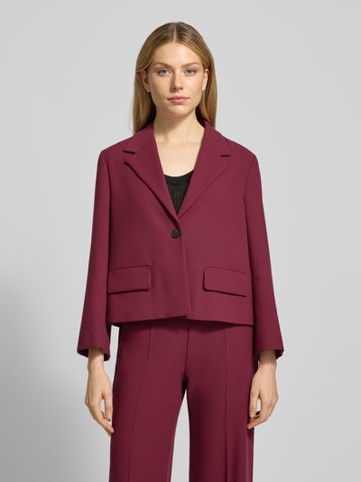 Frauenmodel trägt Boxy Fit Blazer mit Pattentaschen von Windsor in Dunkelrot, Material-Mix mit Viskose-Anteil, Ganzkörperansicht von vorne.