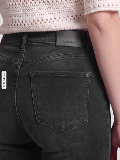 Frauenmodel trägt Barrel Jeans aus Baumwoll-Mix Modell 'ELIN' von CAMBIO in dunklem Grau, Struktur und Nahtdetails sichtbar, Nahaufnahme Rückansicht, Damen Barrel Jeans von CAMBIO, KI-modifiziertes Bild.