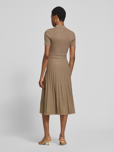 Frauenmodel trägt Polokleid aus Viskose-Mix mit Knopfleiste von MICHAEL Michael Kors in Beige, A-Linie, Ripp-Optik, Produktinfo, Ganzkörperansicht Rückansicht.