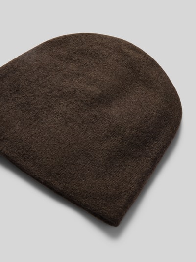Produktfoto, Doppelt gestrickte Beanie aus reinem Kaschmir von Seeberger in Dunkelbraun, weiche Strick-Optik, Label-Detail metallic