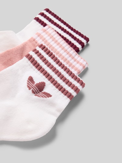 Produktfoto, Socken aus Baumwoll-Mix im 3er-Pack von adidas Originals in Weiß, Rosa und Dunkelrot, gestreifte Bündchen, strukturierte Oberfläche