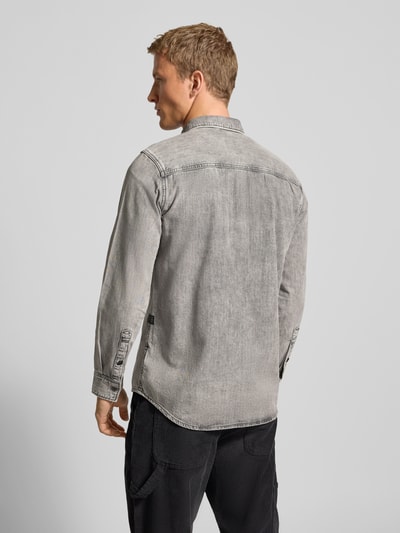 Männermodel trägt Freizeithemd mit Knopfleiste von G-Star Raw, slim fit, szary bawełniany, długi rękaw, widok całej sylwetki z tyłu.
