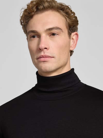 Mężczyzna nosi Regular Fit Langarmshirt mit Rollkragen Modell 'Pima' od RAGMAN, czarna bawełna, męska bluzka z długim rękawem, krój regular fit, golf, długość tyłu w rozmiarze M: 68 cm, widok z przodu, zbliżenie na górną część ciała.
