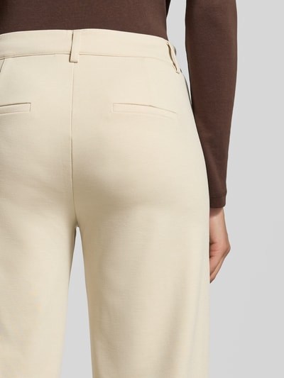 Kobiece model prezentuje Wide Fit Stoffhose mit Viskose-Anteil Modell 'Nanni' od FREE/QUENT, beżowy kolor, tekstura gładka, zdjęcie detaliczne z tyłu, spodnie z elastycznej mieszanki materiałów z kieszeniami z tyłu, kontekst: damskie spodnie materiałowe.