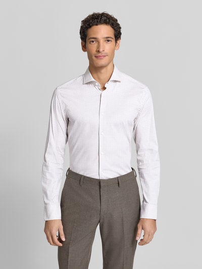 Männermodel trägt Slim Fit Businesshemd aus Baumwoll-Mix Modell 'H-HANK-SP' von BOSS in Weiß mit feinem Karomuster, Ganzkörperansicht von vorne, Herren Businesshemd von BOSS.