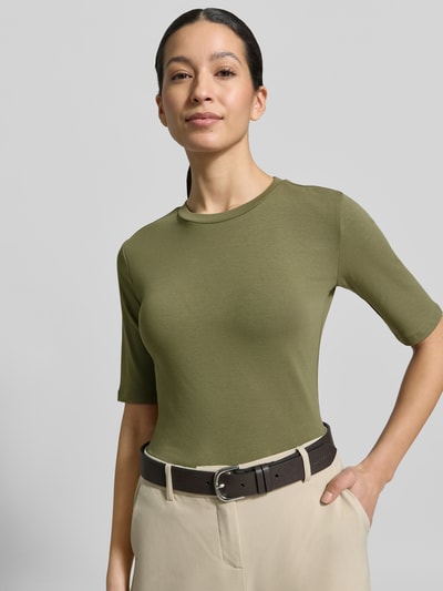 Frauenmodel trägt Slim Fit T-Shirt im Halbarm-Design von Christian Berg Woman in Oliv, elastischer Baumwoll-Mix, Rundhalsausschnitt, Nahaufnahme Oberkörper.
