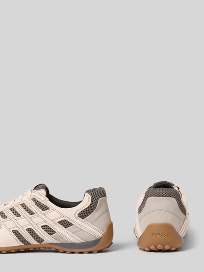 Produktfoto, sneakersy z mieszanki skóry z detalem z logo model 'Snake' od Geox, krój zaokrąglony, profilowana podeszwa, wysokość obcasa w rozmiarze 44: 4 cm, wysokość cholewki w rozmiarze 44: 6 cm, szerokość w rozmiarze 44: 7 cm, białe, beżowe i czarne odcienie, gładka i siateczkowa tekstura.