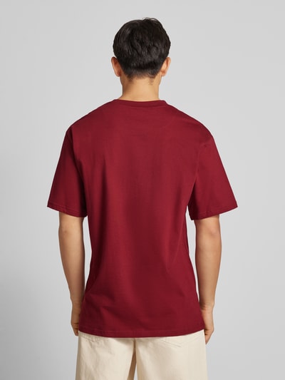 KARL KANI T-Shirt mit Label-Stitching Bordeaux 5