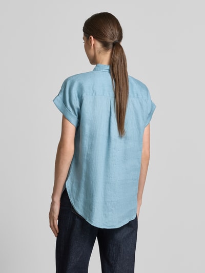 Frauenmodel trägt Relaxed Fit Hemdbluse aus reinem Leinen von Lauren Ralph Lauren, Optik: Unifarben, Flammgarn, Ganzkörperansicht Rückansicht.