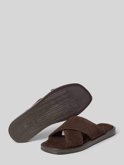 Produktfoto, Pantoletten aus echtem Veloursleder von Tamaris in Dunkelbraun, offene Schuhspitze, flache Sohle, unifarbene Optik, leicht strukturierte Sohle, aus echtem Veloursleder