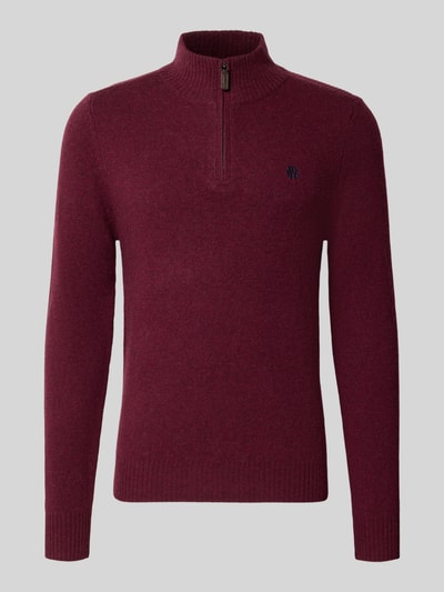 Produktfoto, Regular Fit Strickpullover aus reiner Wolle von MCNEAL in Dunkelrot mit Logo-Stickerei, Troyer-Kragen, gerippte Bündchen, Langarm, neutrale graue Fläche im Hintergrund.