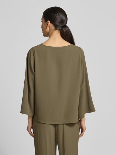 Vrouwenmodel draagt Relaxed Fit Bluse met ronde hals van comma, elastische materiaalmix, blouse met lange mouwen, ruglengte maat 36: 57 cm, mouwlengte maat 36: 51 cm, ganzekörperansicht rückansicht.