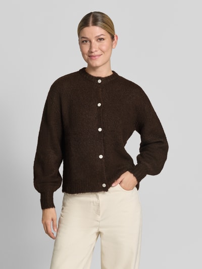 Frauenmodel trägt Cardigan mit Alpaka-Anteil und Rundhalsausschnitt Modell 'OTIA' von b.young, dunkelbraun, Knopfleiste, Ganzkörperansicht von vorne, Material-Mix, Regular Fit, Damenmode.