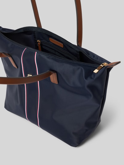 Produktfoto, Henkeltasche mit gestickten Kontraststreifen von Tommy Hilfiger, jednokolorowy granat, zamek błyskawiczny, główna przegroda, przegródka zapinana na zamek błyskawiczny wewnątrz, aplikacja z logo z metalu, paski w kontrastowym kolorze