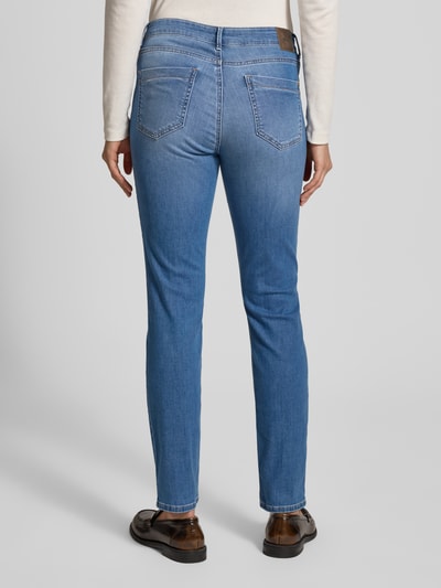 Männermodel trägt Skinny Fit Jeans mit Eingrifftaschen Modell 'SHAKIRA' von Brax, bawełniany miks, używany wygląd, całkowity tył.